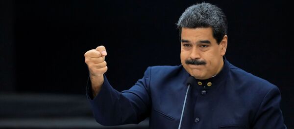 El presidente de Venezuela, Nicolás Maduro, con lingotes de oro - Sputnik Mundo