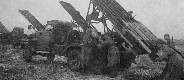 Soldados del Ejército Rojo recargando el lanzacohetes BM-13 'Katiusha' - Sputnik Mundo