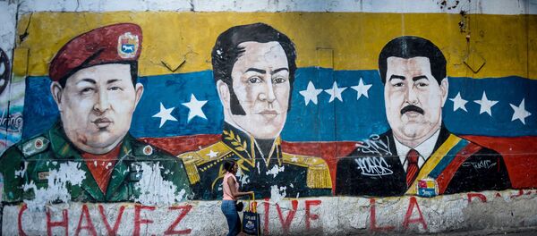 Un grafiti con la imagen de Simón Bolivar, el expresidente venezolano Hugo Chávez y el actual presidente, Nicolás Maduro - Sputnik Mundo