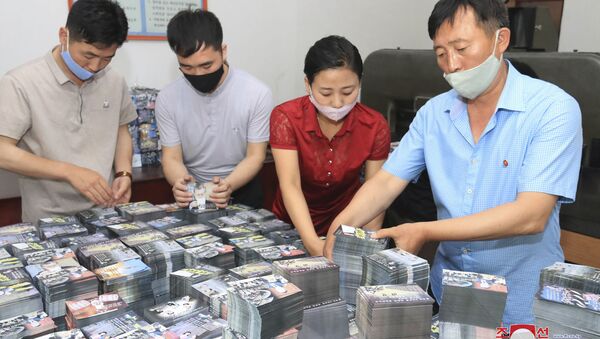 Norcoreanos preparando los panfletos de propaganda contra Corea del Sur - Sputnik Mundo