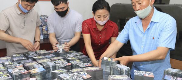 Norcoreanos preparando los panfletos de propaganda contra Corea del Sur - Sputnik Mundo