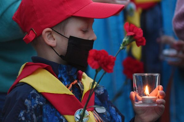 Rusia enciende velas y organiza actos conmemorativos para recordar el inicio de la guerra

 - Sputnik Mundo