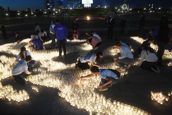 Rusia enciende velas y organiza actos conmemorativos para recordar el inicio de la guerra

 - Sputnik Mundo