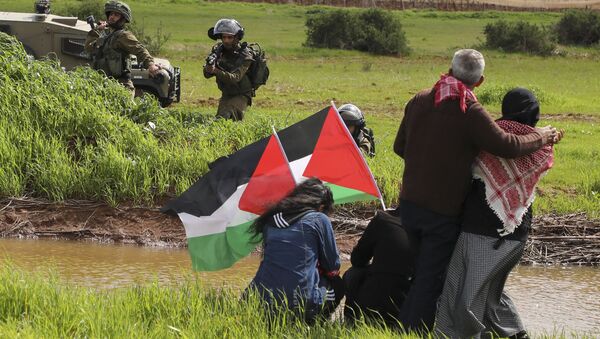 Soldados se enfrentan a ciudadanos palestinos - Sputnik Mundo