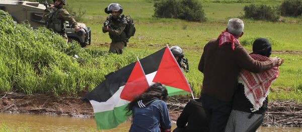 Soldados se enfrentan a ciudadanos palestinos - Sputnik Mundo