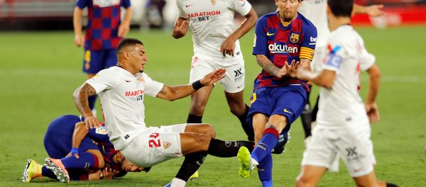 El momento del choque del jugador del Barcelona, Lionel Messi, con el defensa del Sevilla, Diego Carlos - Sputnik Mundo