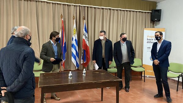 Luis Lacalle Pou, presidente de Uruguay en la reunión con autoridades en el este del país ante brote de -19 - Sputnik Mundo