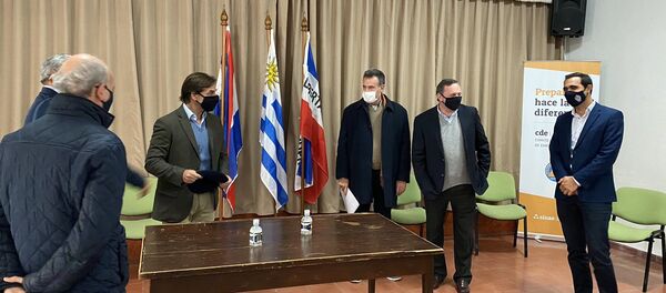 Luis Lacalle Pou, presidente de Uruguay en la reunión con autoridades en el este del país ante brote de -19 - Sputnik Mundo