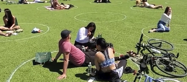 Las mil y una formas de mantener el distanciamiento social en tiempos de pandemia - Sputnik Mundo