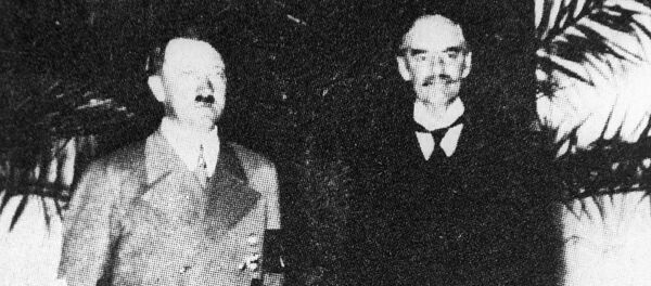 Líder de la Alemania nazi, Adolf Hitler, y el primer ministro del Reino Unido, Neville Chamberlain - Sputnik Mundo
