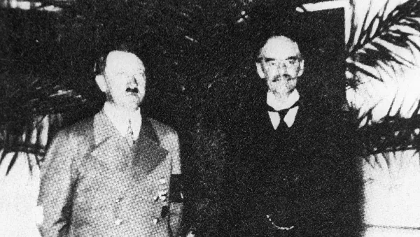 Líder de la Alemania nazi, Adolf Hitler, y el primer ministro del Reino Unido, Neville Chamberlain - Sputnik Mundo