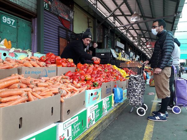 La Vega Central, tradicional mercado de abasto de Santiago se adapta al COVID-19 - Sputnik Mundo