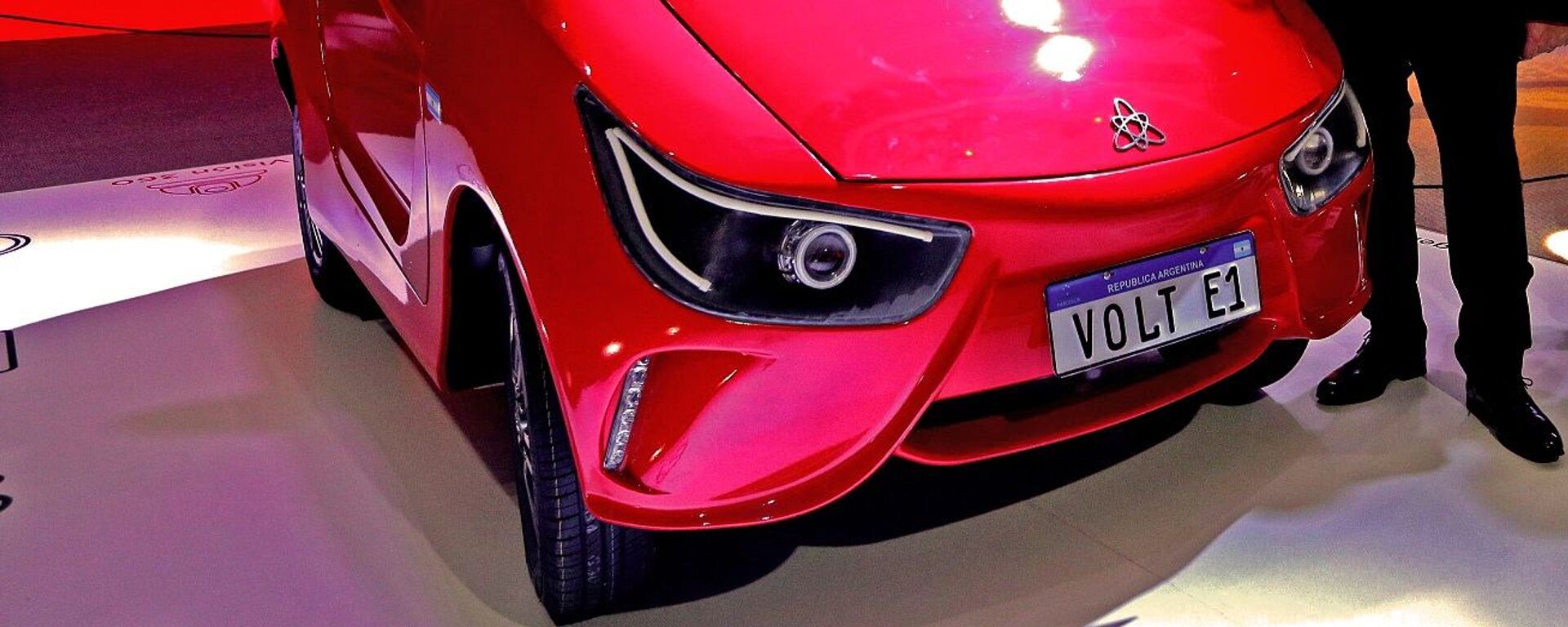 Daniel Parodi, CEO de VOLT Motors, junto al modelo e1 - Sputnik Mundo, 1920, 23.06.2020