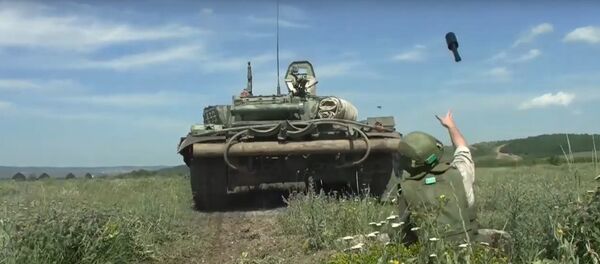 Un soldado lanza una granada contra un tanque - Sputnik Mundo