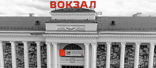 Cientos de retratos de veteranos de la Gran Guerra Patria fueron colgados de la fachada de la estación de trenes de Ekaterimburgo - Sputnik Mundo