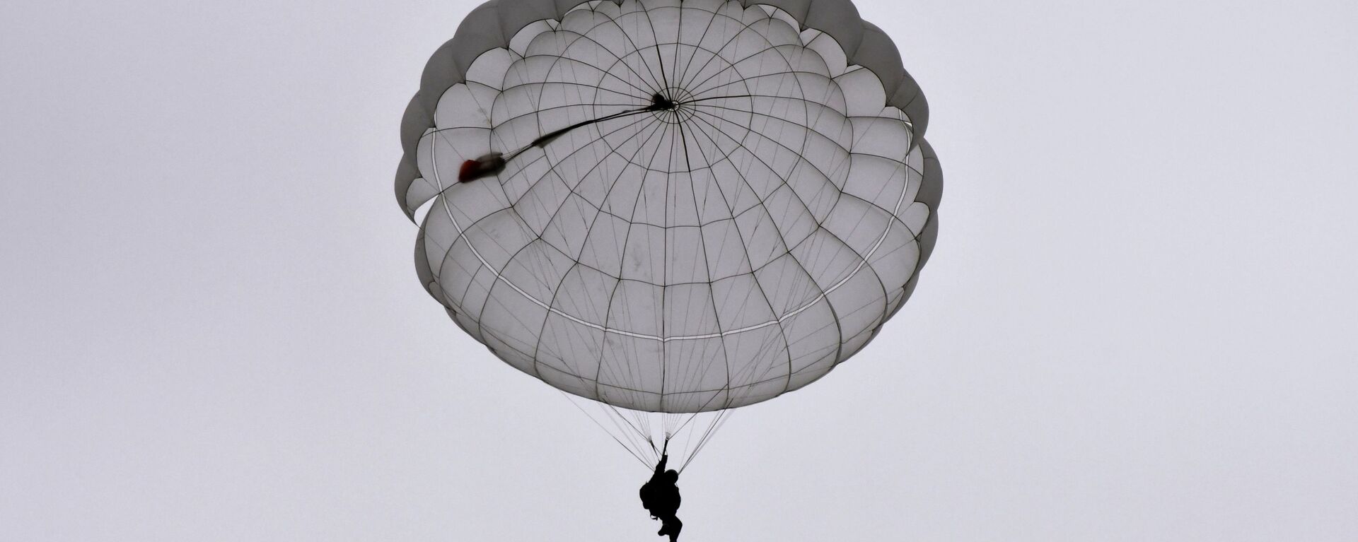 Un recluta de las Fuerzas Aerotransportadas de Rusia durante un salto de paracaídas - Sputnik Mundo, 1920, 02.08.2023