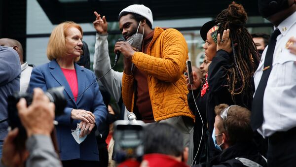 El alcalde de Seattle, Jenny Durkan y el organizador del movimiento David Lewis  - Sputnik Mundo