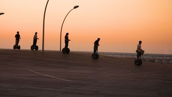 Unas personas manejan su Segway - Sputnik Mundo