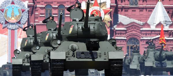 Los legendarios tanques Т-34-85 pasan por la Plaza Roja de Moscú Los legendarios tanques Т-34-85 pasan por la Plaza Roja de Moscú - Sputnik Mundo