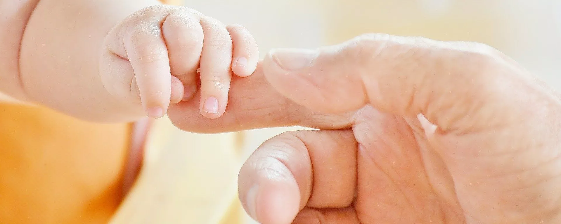 mano de bebé con un adulto - Sputnik Mundo, 1920, 22.03.2021