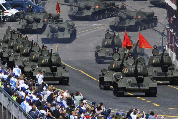Moscú celebra un grandioso desfile por el 75 aniversario de la victoria sobre el nazismo Moscú celebra un grandioso desfile por el 75 aniversario de la victoria sobre el nazismo - Sputnik Mundo