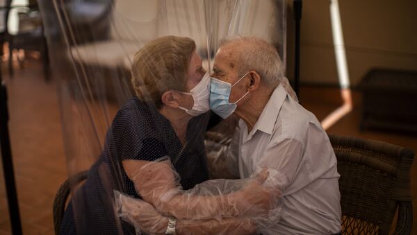 Reencuentro de Agustina Cañamero y Pascual Pérez después de 102 días separados por el coronavirus  - Sputnik Mundo