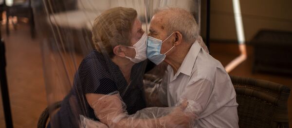 Reencuentro de Agustina Cañamero y Pascual Pérez después de 102 días separados por el coronavirus  - Sputnik Mundo