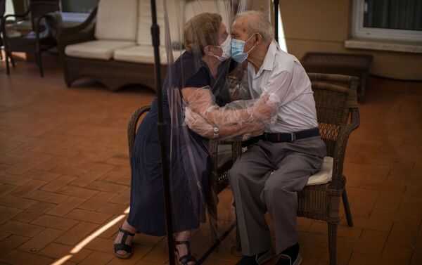 Reencuentro de Agustina Cañamero y Pascual Pérez después de 102 días separados por el coronavirus  - Sputnik Mundo