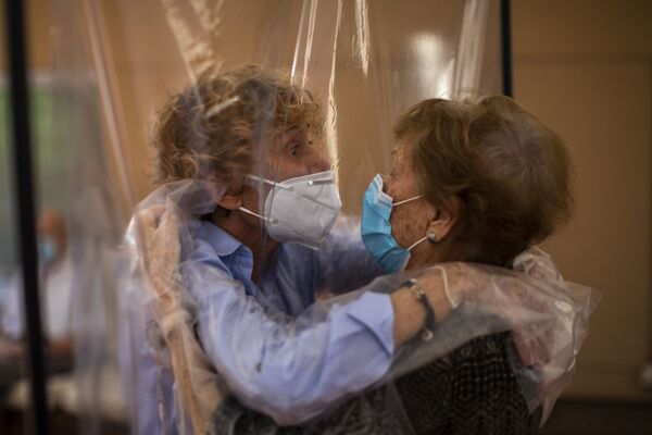 Los reencuentros en la época de los abrazos prohibidos  - Sputnik Mundo