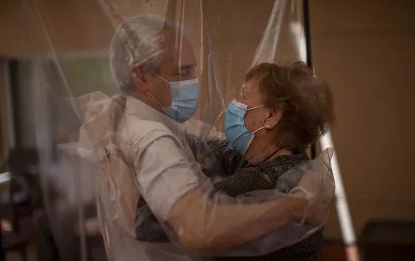 Isabel Pérez López, de 96 años, recibe un abrazo de su yerno José María Vila, de 69 años, en un hogar de ancianos en Barcelona Isabel Pérez López, de 96 años, recibe un abrazo de su yerno José María Vila, de 69 años, en un hogar de ancianos en Barcelona - Sputnik Mundo