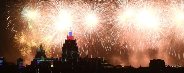 Espectáculo de fuegos artificiales en el cielo moscovita con motivo del Día de la Victoria - Sputnik Mundo