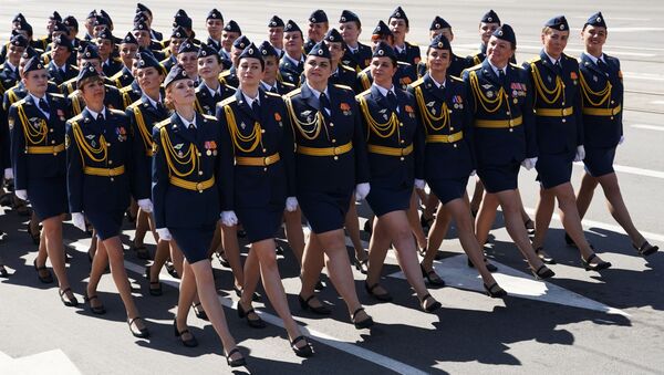 Unas soldados marchan en el desfile de la victoria de Kaliningrado - Sputnik Mundo