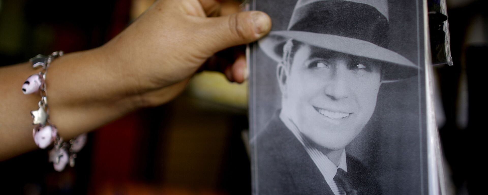 Una postal con un retrato del cantante de tangos Carlos Gardel - Sputnik Mundo, 1920, 24.06.2020