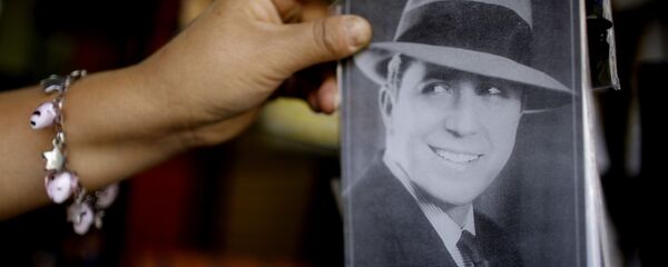 Una postal con un retrato del cantante de tangos Carlos Gardel Una postal con un retrato del cantante de tangos Carlos Gardel - Sputnik Mundo