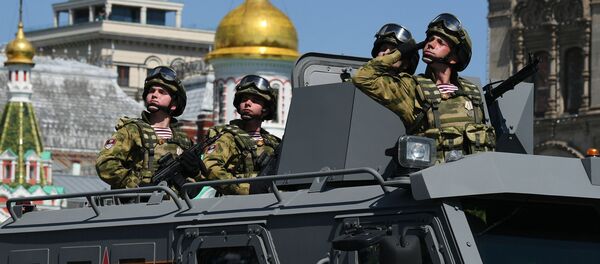 Los soldados rusos durante el Desfile de la Victoria - Sputnik Mundo