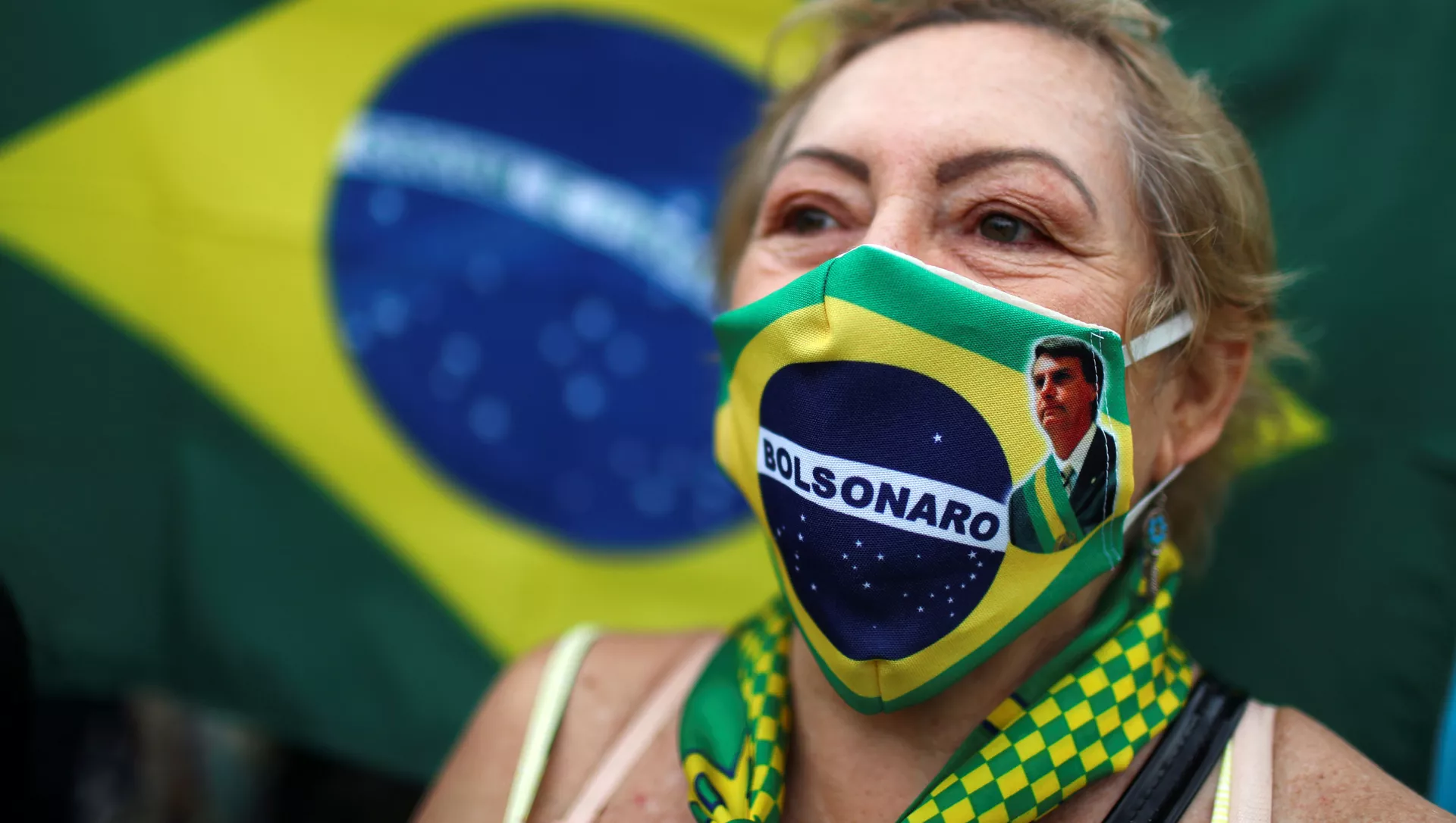 Una mujer brasileña con una mascarilla con la imagen de Bolsonaro Una mujer brasileña con una mascarilla con la imagen de Bolsonaro
