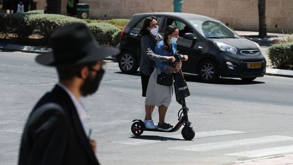 Israelíes en mascarillas Israelíes en mascarillas - Sputnik Mundo