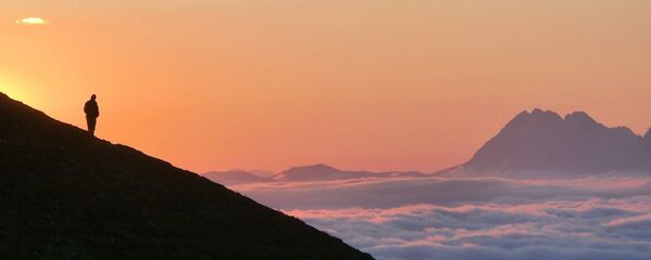 Una persona en lo alto de una montaña (referencial) - Sputnik Mundo