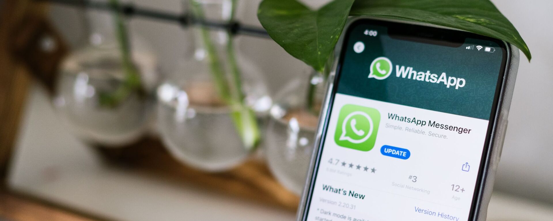 Un teléfono con WhatsApp  - Sputnik Mundo, 1920, 19.05.2023