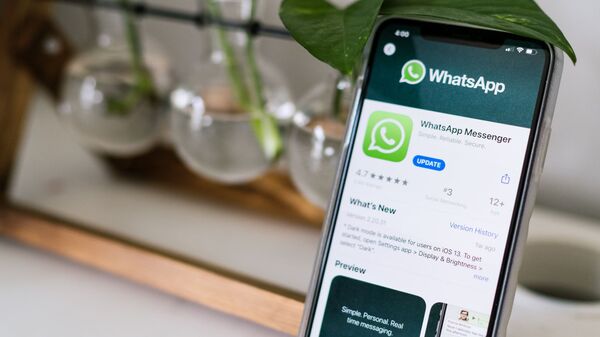 Un teléfono con WhatsApp  - Sputnik Mundo