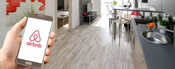 Aplicación de Airbnb en un smartphone - Sputnik Mundo