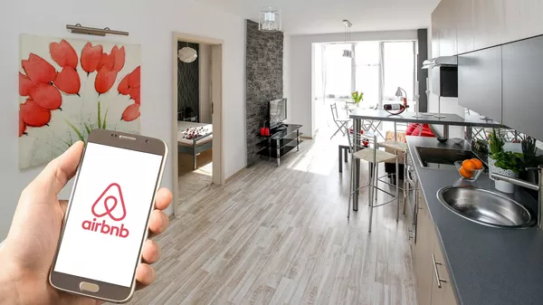 Aplicación de Airbnb en un smartphone - Sputnik Mundo