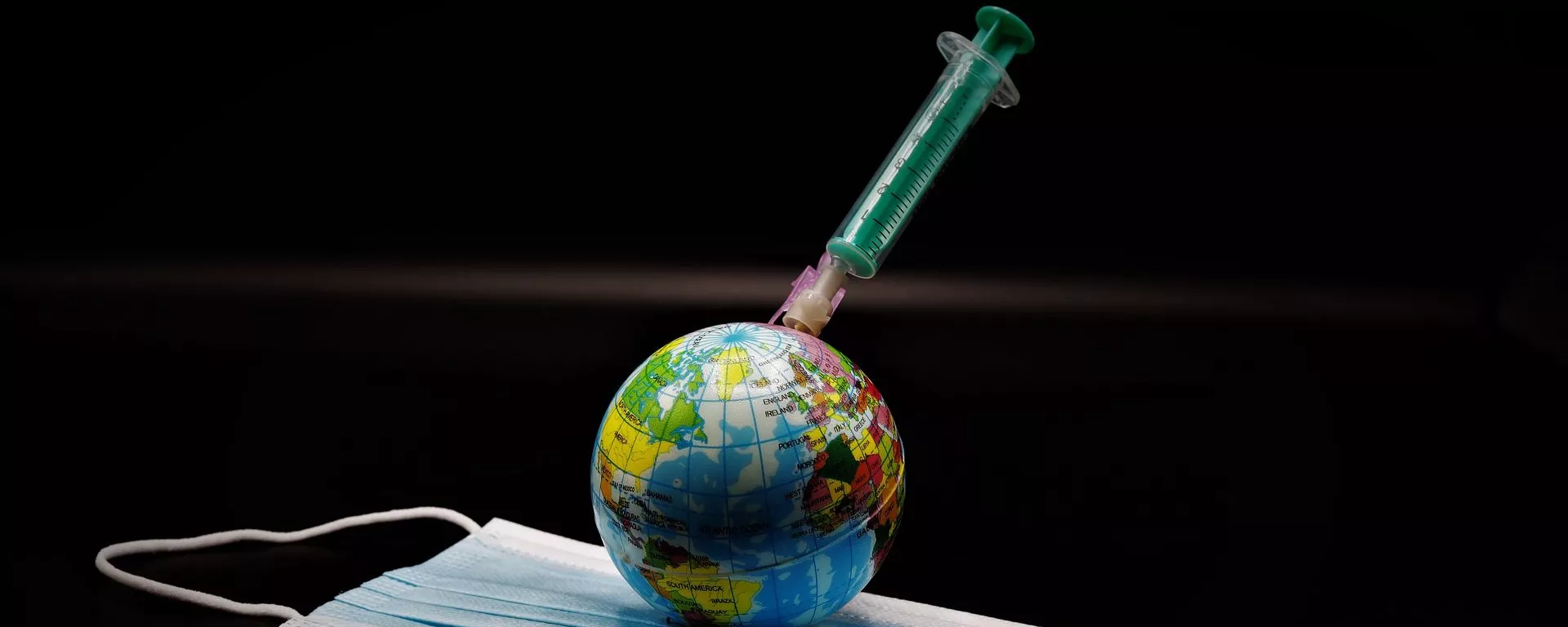 Un globo, una vacuna y una mascarilla durante el brote de coronavirus en el mundo Un globo, una vacuna y una mascarilla durante el brote de coronavirus en el mundo - Sputnik Mundo, 1920, 25.10.2021