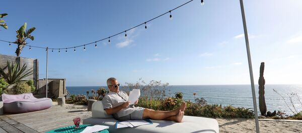 Un hombre trabaja desde casa - Sputnik Mundo