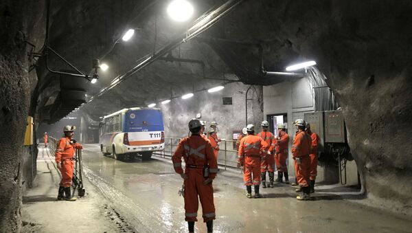 Trabajadores en la minera estatal chilena Corporación del Cobre (Codelco) - Sputnik Mundo