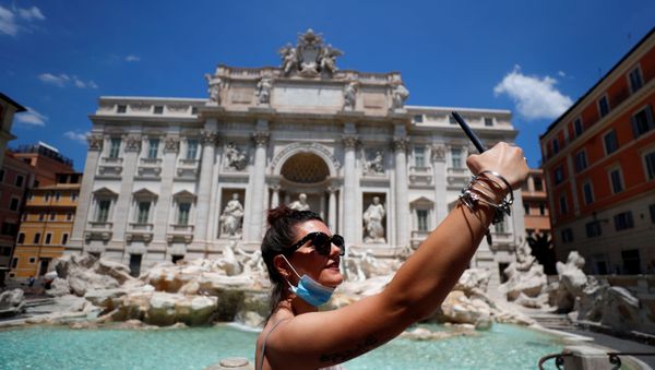Una mujer en Roma, Italia Una mujer en Roma, Italia - Sputnik Mundo