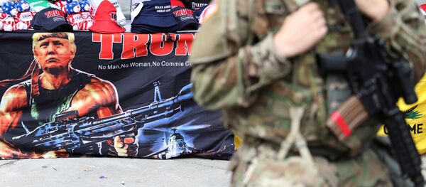 Un retrato de Donald Trump y un militar de EEUU (imagen referencial) - Sputnik Mundo