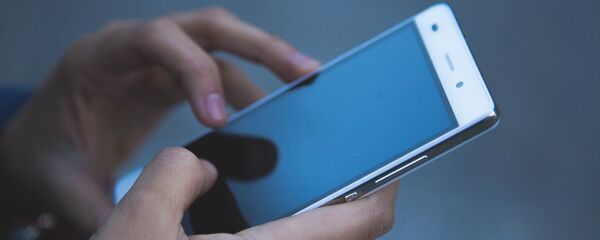 Un teléfono inteligente (imagen referencial) - Sputnik Mundo