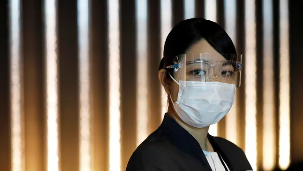 Una mujer con mascarilla y gafas
