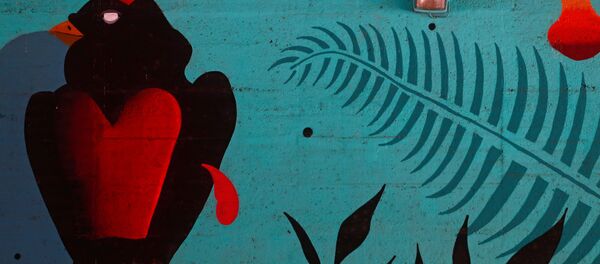 Un hombre en mascarilla pasa al lado de un muro con graffiti en Madrid - Sputnik Mundo